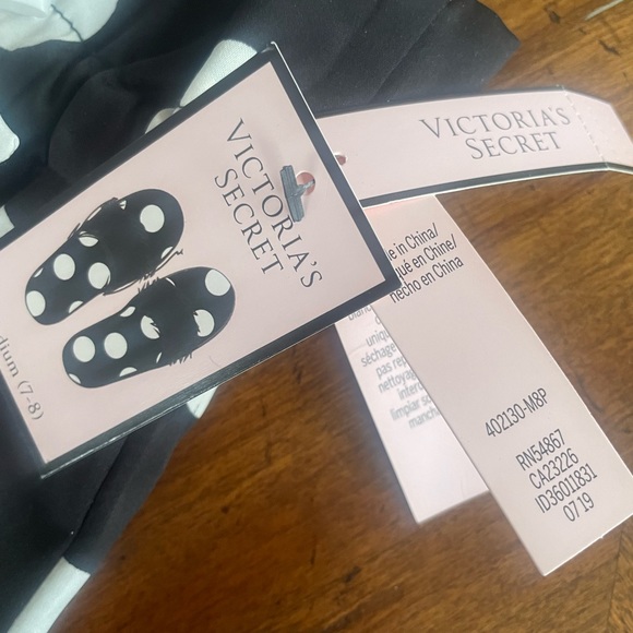 Victoria’s Secret NWT bedroom slippers with satin drawstring bag - Picture 2 of 7